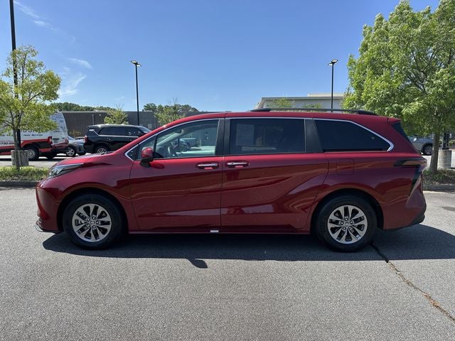 2025 Toyota Sienna XLE 8 Passenger
