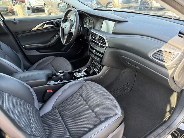 2018 INFINITI QX30 LUXE